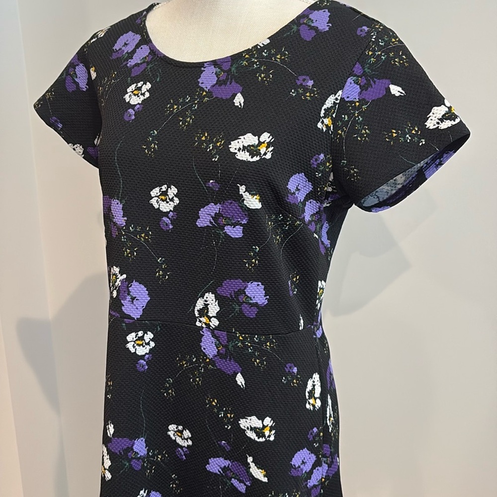 NWT Floral Black and Purple Short Sleeve Dress Layered Hem Size L